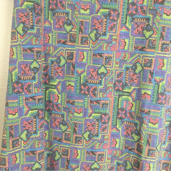 LuLaRoe Perfect Tee Short Sleeve Scoop Neck Top in Geometric Multicolor - Picture 5 of 10